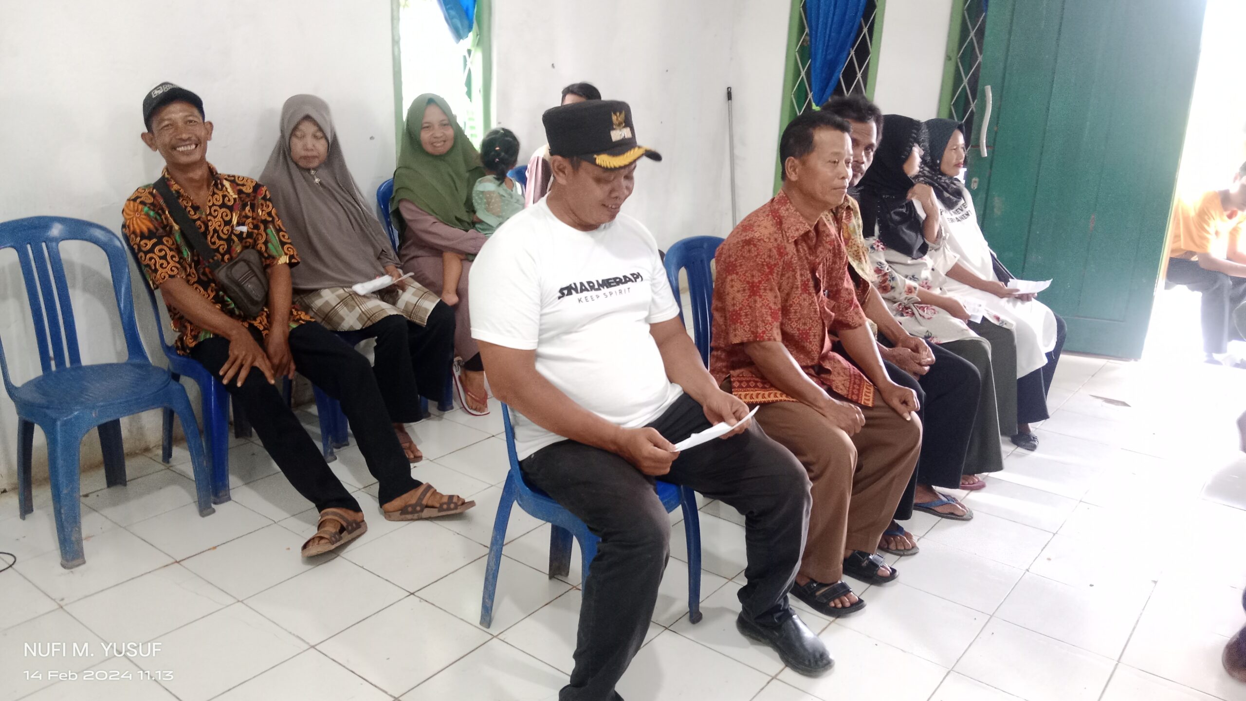 Kepala Kampung duduk dikursi Antrian